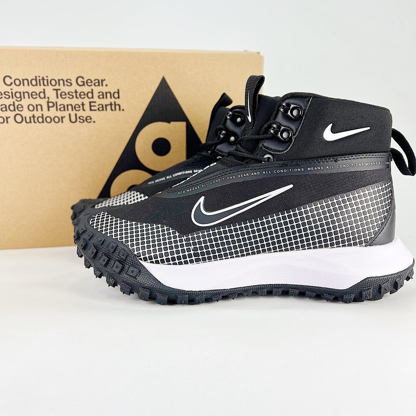 Nike ACG Mountain Fly Gore-Tex Sneakers