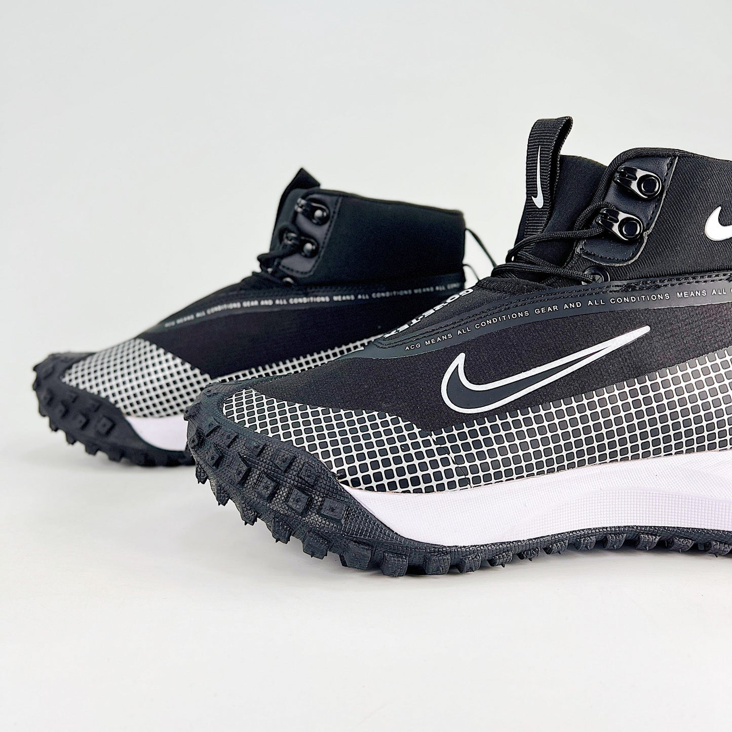 Nike ACG Mountain Fly Gore-Tex Sneakers