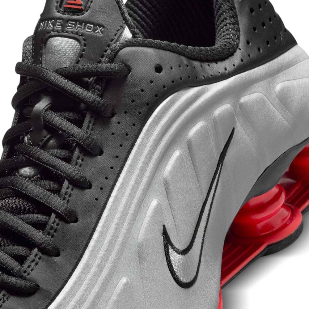 Nike Shox R4 “Black – Metallic Silver” Sneaker