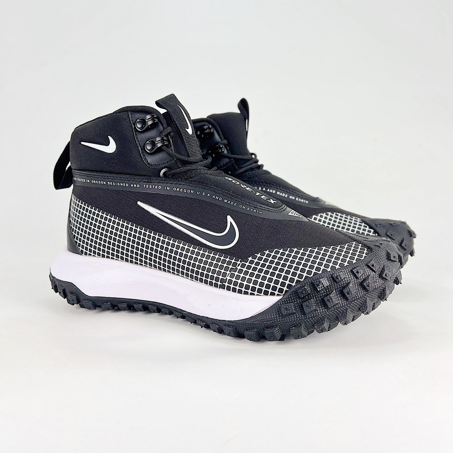 Nike ACG Mountain Fly Gore-Tex Sneakers